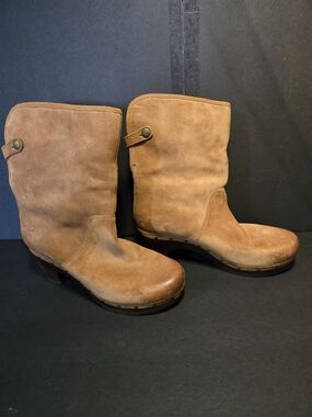 UGG Australia Lynnea Suede Clog Boots Light Brown Shearling Lined Size 8